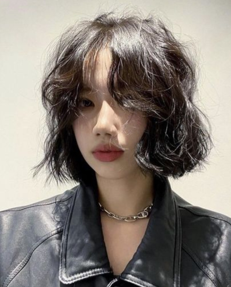 Kiểu tóc ngắn layer xoăn nhẹ cắt Bob thời thượng và cân đối.