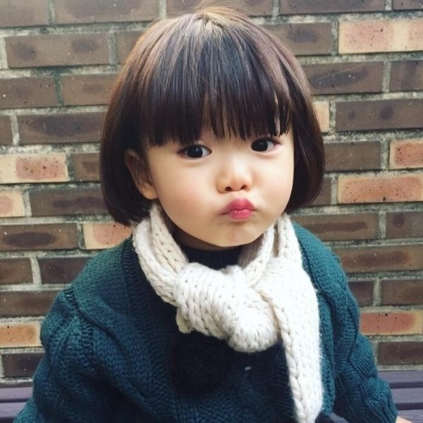 Kiểu tóc ngắn mái ngố cho bé gái đơn giản mà cực kỳ đáng yêu