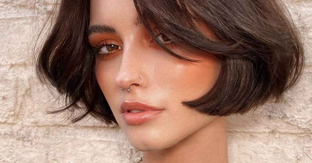 Kiểu tóc ngắn ngang tai rẽ ngôi thanh lịch