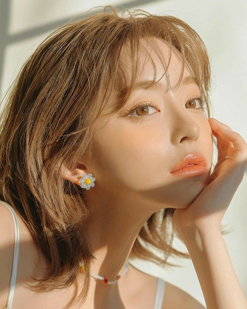 Kiểu tóc ngắn nhuộm màu vàng sáng cá tính