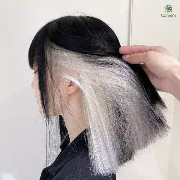 Kiểu tóc ngắn nhuộm móc lai hidden màu xanh dương độc đáo, tạo bất ngờ khi vén tóc