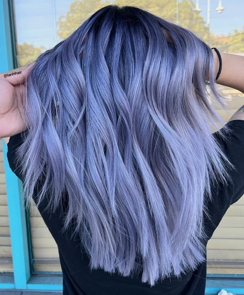 Kiểu tóc ngắn nhuộm xanh lam khói cuốn hút