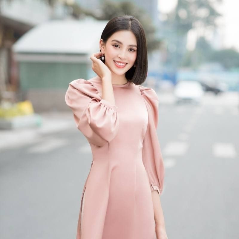 Kiểu tóc ngắn uốn cụp đuôi tự nhiên, duyên dáng với áo dài