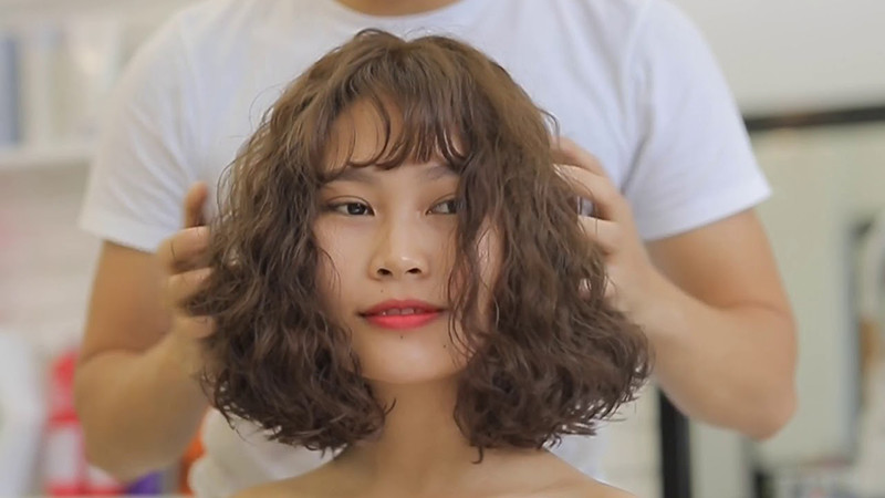 Kiểu tóc ngắn xoăn xù độc đáo và cá tính