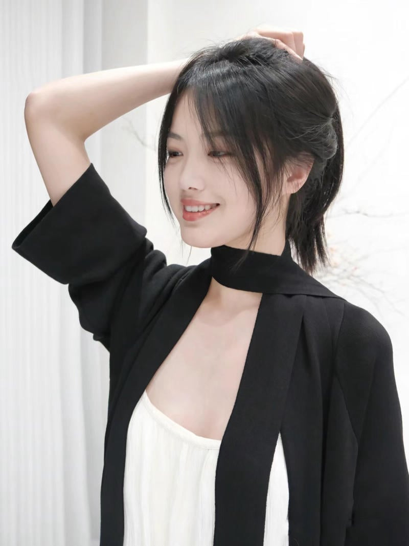 Kiểu tóc ngang lưng buộc cao năng động cho ngày hè