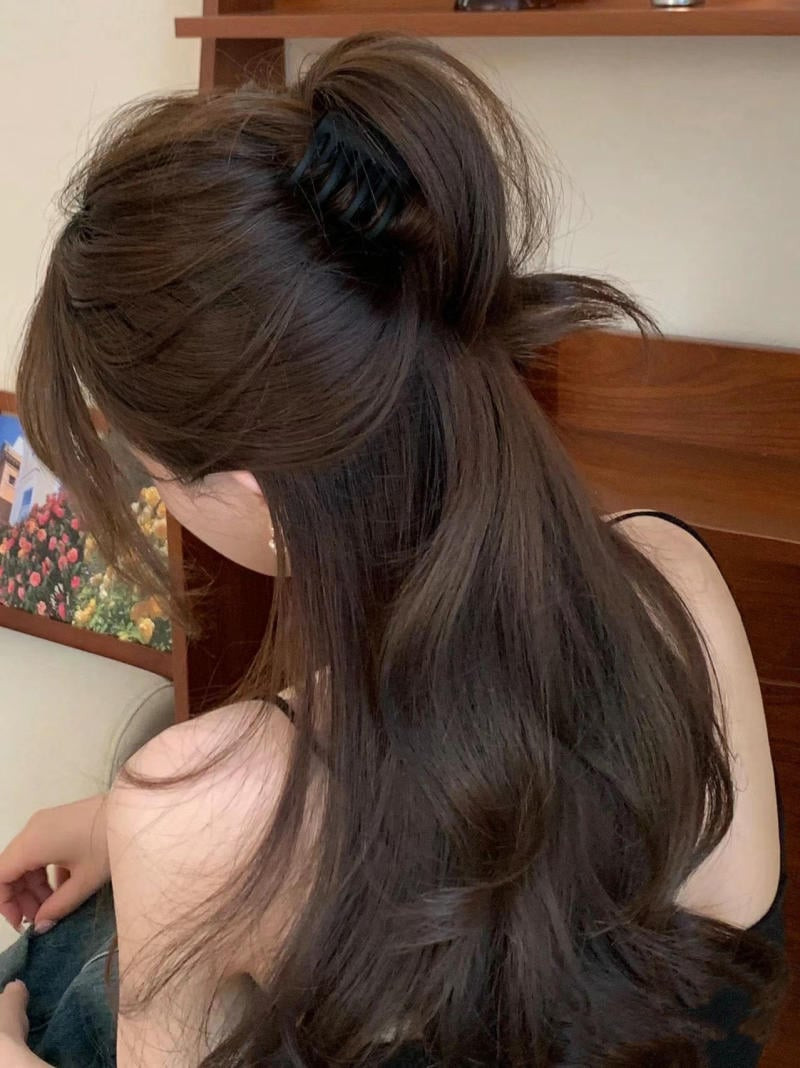 Kiểu tóc ngang lưng buộc nửa đầu bằng kẹp càng cua