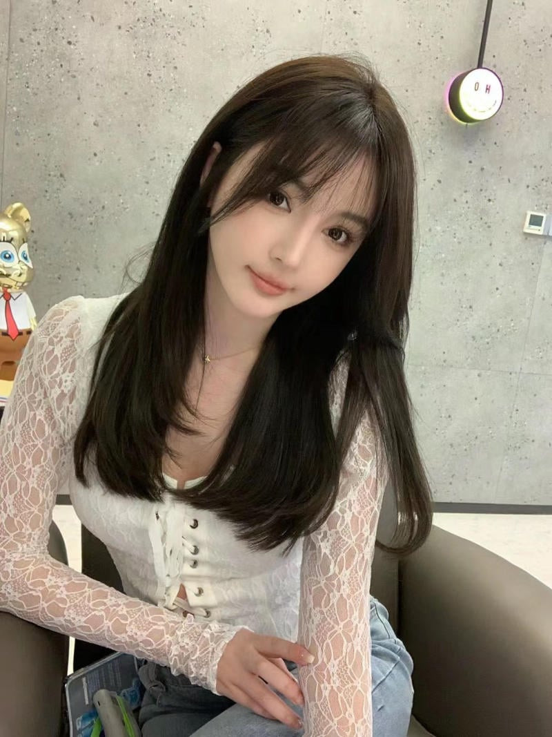 Kiểu tóc ngang lưng mái thưa nữ tính