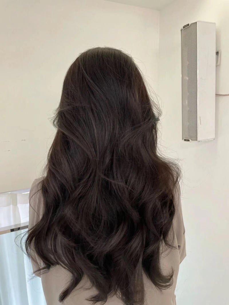 Kiểu tóc ngang lưng uốn xoăn nhẹ nhàng duyên dáng