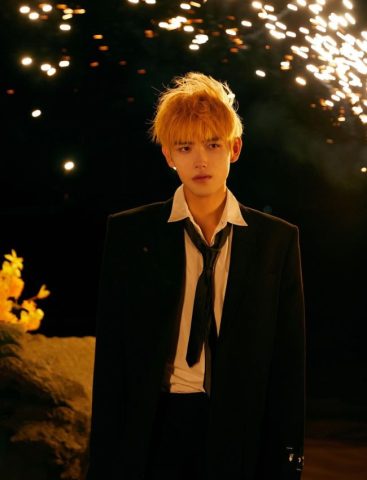 Kiểu tóc nhuộm vàng bạch kim của Lý Tuân