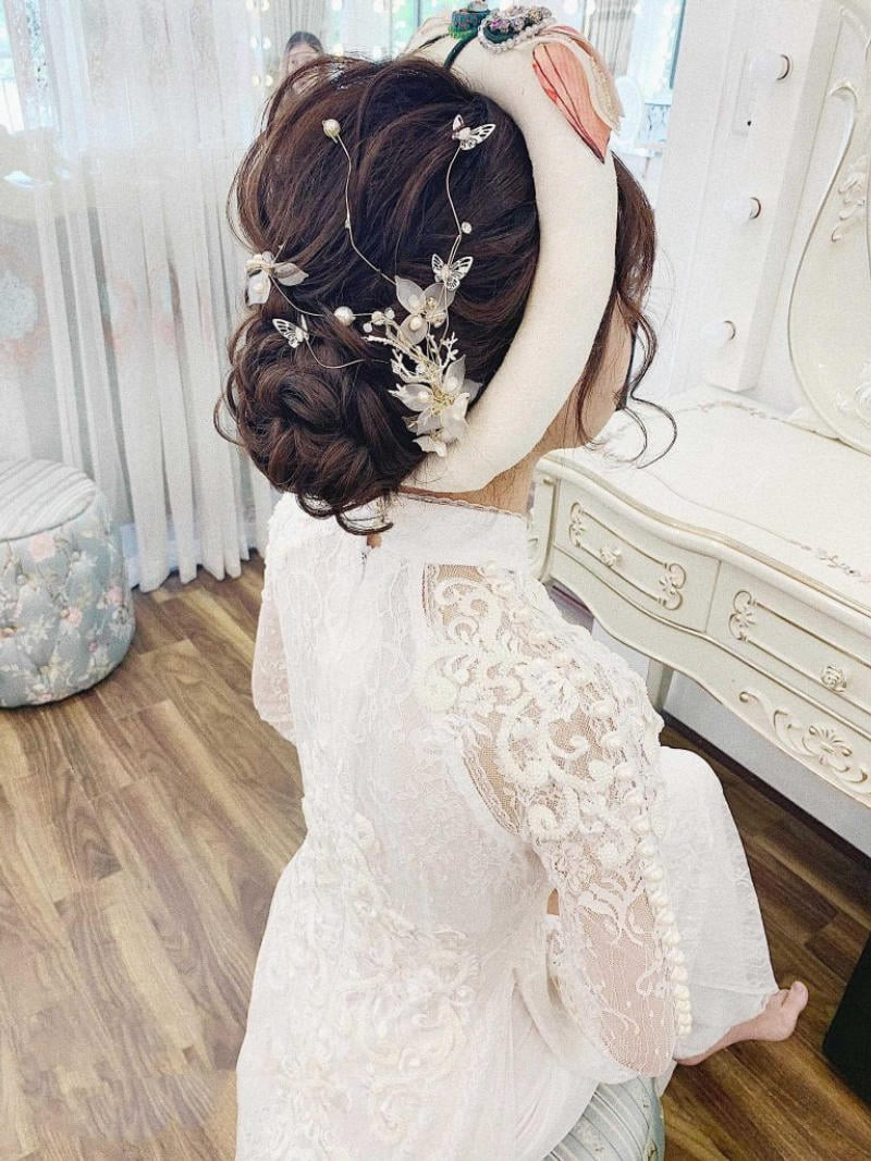 kiểu tóc nữ mặc áo dài búi cao