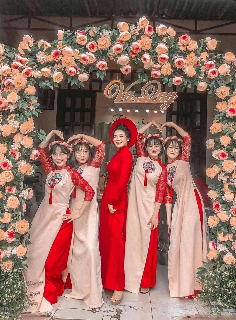 kiểu tóc nữ mặc áo dài bưng quả