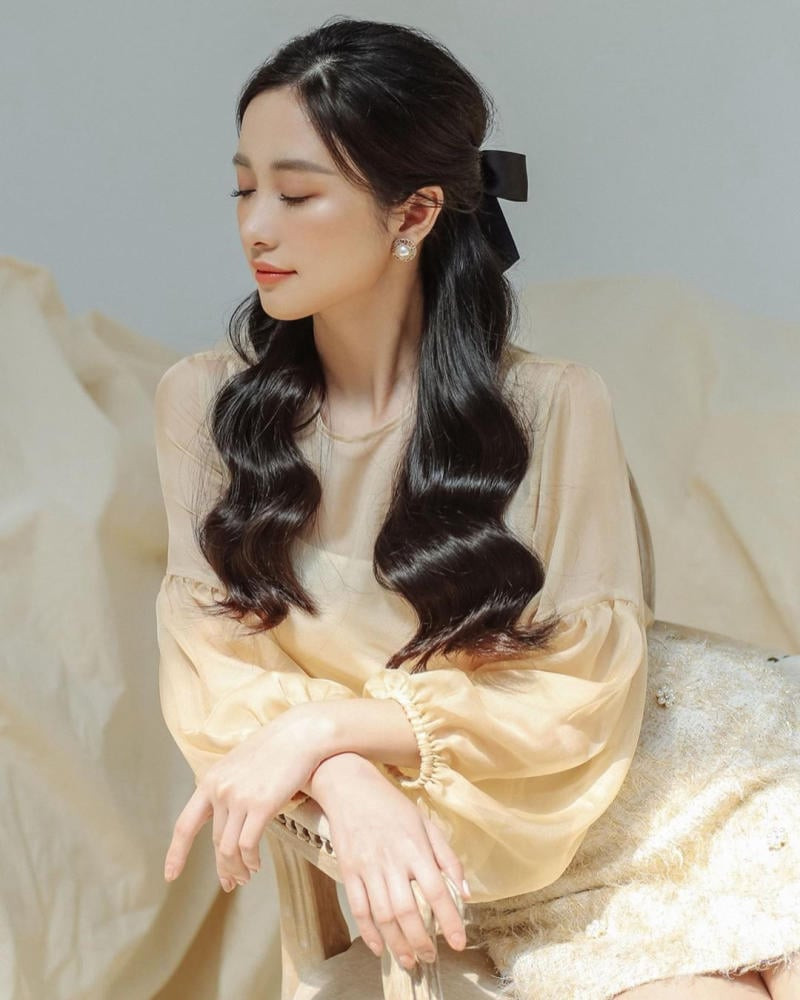 kiểu tóc nữ mặc áo dài xoăn sóng lơi