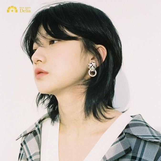Kiểu tóc nữ mullet cá tính với phần mái ngắn và đuôi dài, tạo điểm nhấn cho các kiểu tóc nữ năm 2024