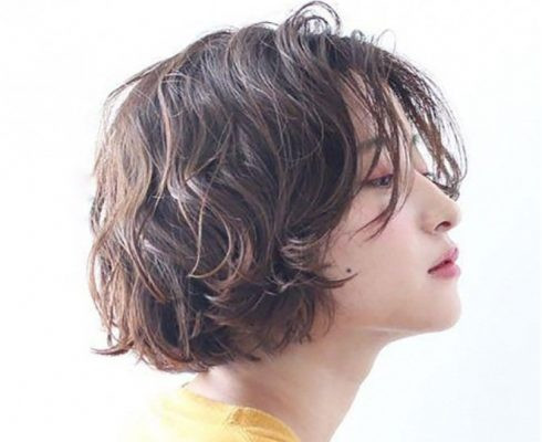 Kiểu tóc pixie uốn sóng lơi hiện đại và năng động