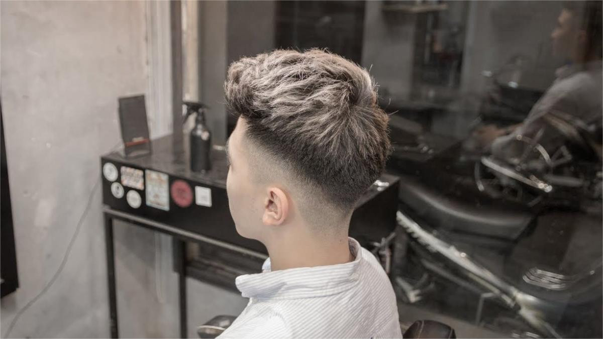 Kiểu tóc quiff short kết hợp kỹ thuật fade, mang lại vẻ ngoài hiện đại và tinh tế.