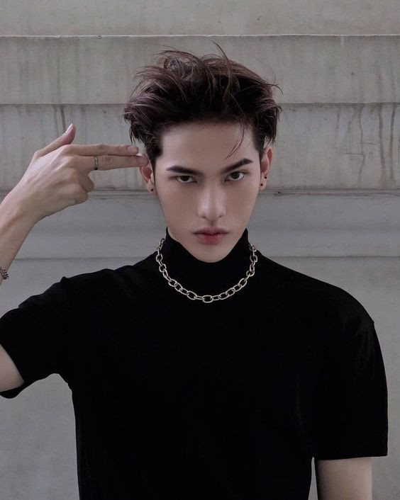 Kiểu tóc Quiff vuốt bồng bềnh, mang lại vẻ ngoài trẻ trung và thanh lịch