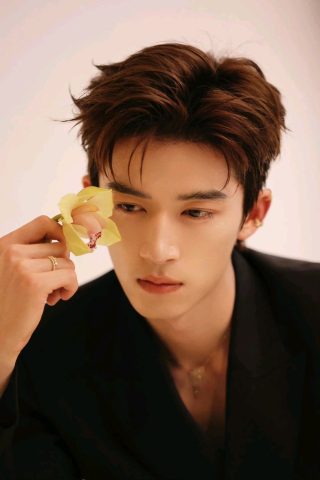 Kiểu tóc Side Part cổ điển và thanh lịch cho nam giới tuổi 30
