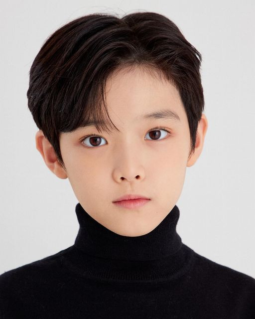 Kiểu tóc Side Part lịch lãm cho bé trai mặt tròn