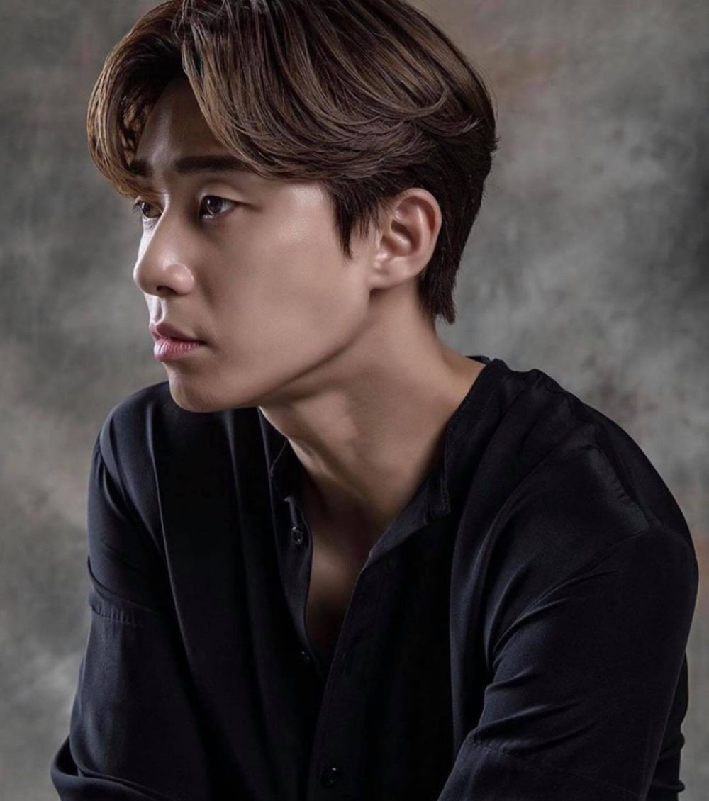 Kiểu tóc Side Part mang lại vẻ ngoài thanh lịch, trưởng thành cho nam giới mặt tròn