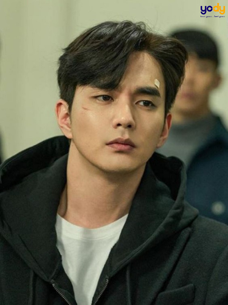 Kiểu tóc side part uốn phồng cho mặt tròn