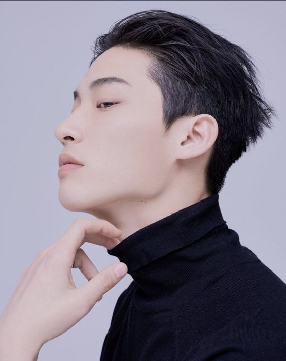 Kiểu tóc Slick Back cổ điển, vuốt ngược gọn gàng và bóng bẩy