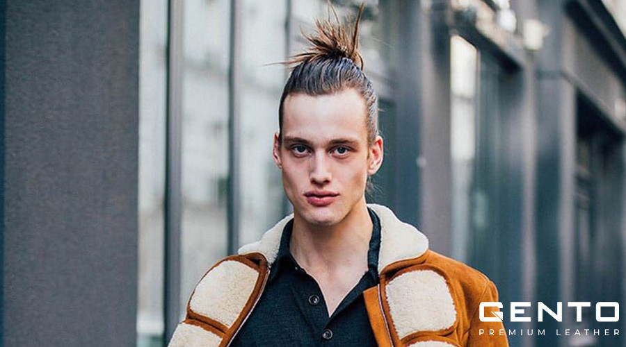 Kiểu tóc spiked manbun nam, búi cao tạo điểm nhấn cá tính và hiện đại.