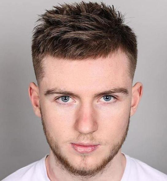 Kiểu tóc Spiky ngắn gọn gàng và trẻ trung cho chàng trai có gương mặt tròn