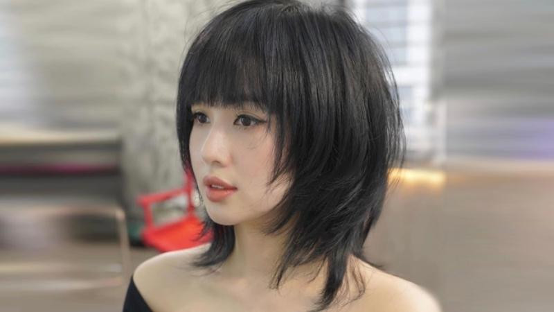 Kiểu tóc sư tử dài ôm gợn sóng giúp thon gọn khuôn mặt