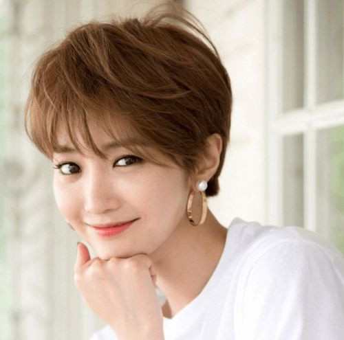 Kiểu tóc tém cá tính và năng động cho phụ nữ trung niên