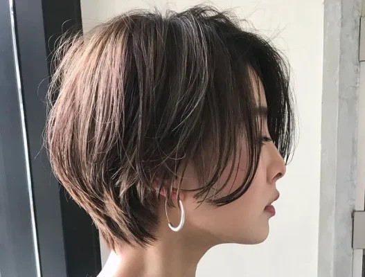 Kiểu tóc tém mái dài cá tính cho phụ nữ trung niên hiện đại