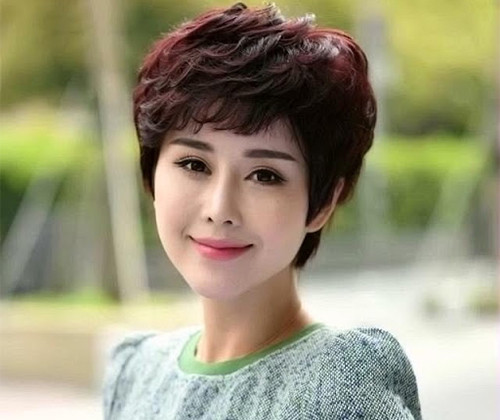 Kiểu tóc tém uốn xoăn nhẹ nhàng, tạo độ phồng tự nhiên cho phụ nữ trung niên