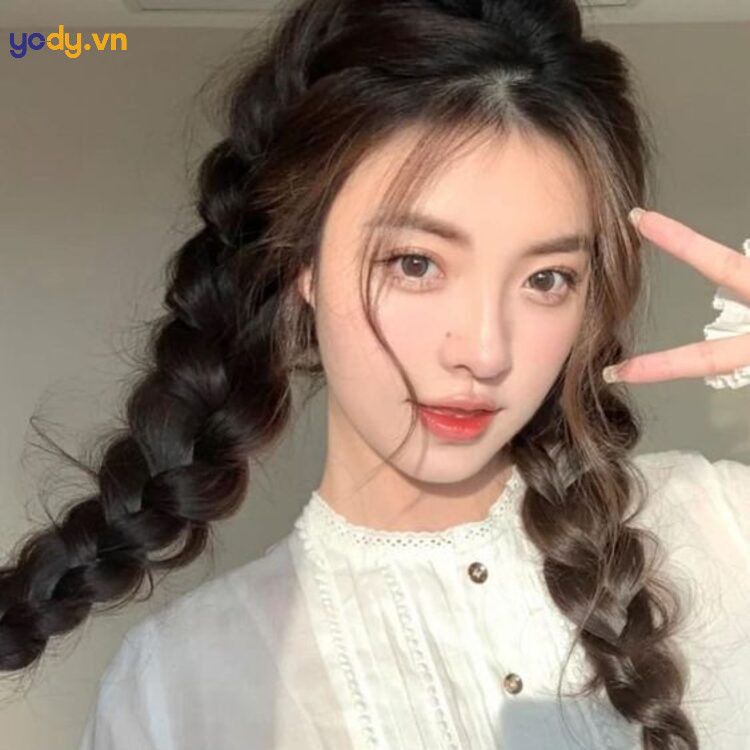 kiểu tóc tết bím hai bên phồng nhẹ nhàng tạo vẻ cuốn hút