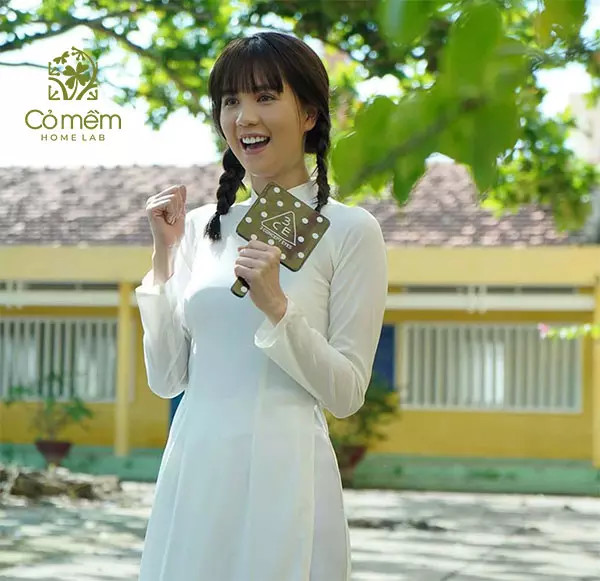 Kiểu tóc tết đuôi sam hai bên ngây thơ khi mặc áo dài trắng