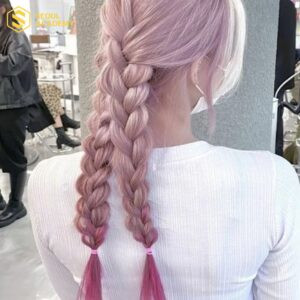 Kiểu tóc tết hai bím chồng độc đáo, tạo điểm nhấn cá tính cho phong cách dự tiệc.