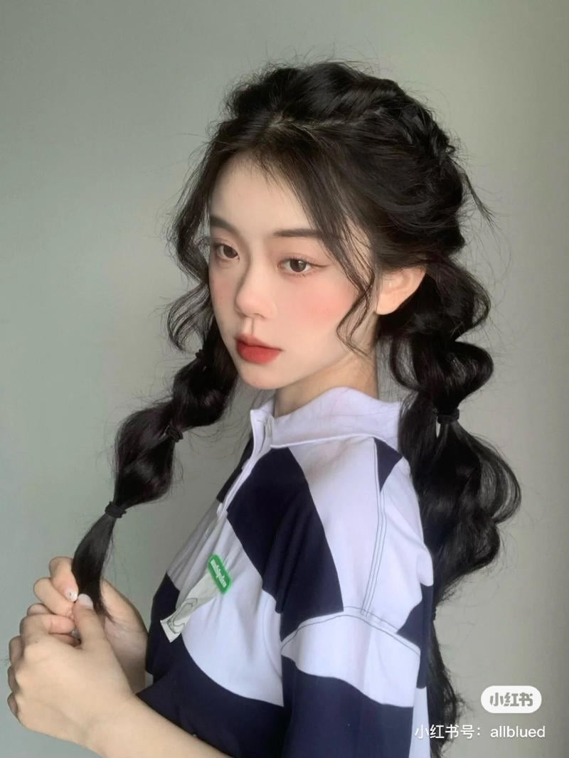 Kiểu tóc tết mái bay cho gương mặt tròn