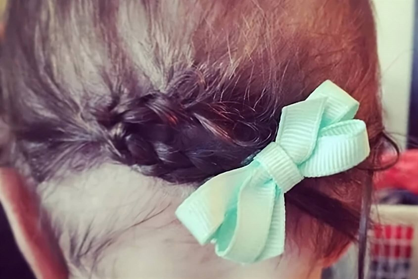 Kiểu tóc tết xoắn nhẹ nhàng phía sau cho bé gái 1 tuổi