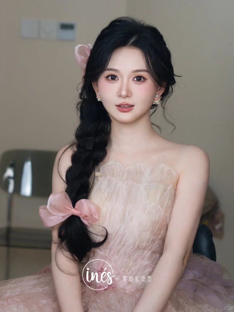 Kiểu tóc tết xương cá lệch vai duyên dáng