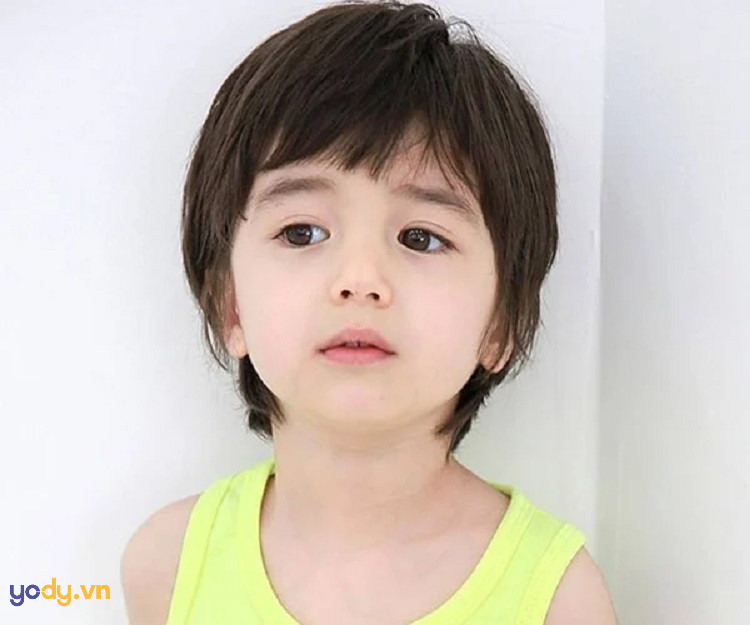 Kiểu tóc thẳng dài với mái cho bé trai 3 tuổi, tóc đen
