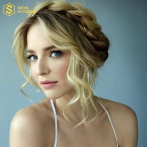 Kiểu tóc thắt bím búi vòng kết hợp xoăn lơi, mang đến vẻ đẹp vừa sang trọng vừa quyến rũ.