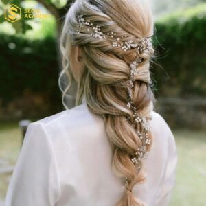 Kiểu tóc thắt bím dịu dàng điểm xuyết hoa nhí, tạo vẻ đẹp thơ mộng, cuốn hút.