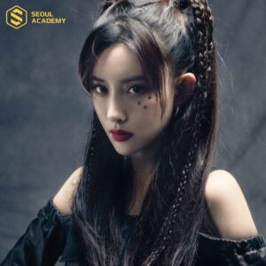 Kiểu tóc thắt bím hai bên buộc cao tinh nghịch, lý tưởng cho những bữa tiệc sôi động.