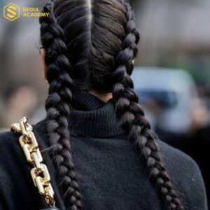 Kiểu tóc thắt bím hai bên đáng yêu, dễ dàng ứng dụng cho cả đi chơi và dự tiệc.