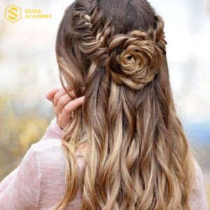 Kiểu tóc thắt bím tạo hình hoa độc đáo, mang vẻ đẹp tiểu thư, cổ điển.