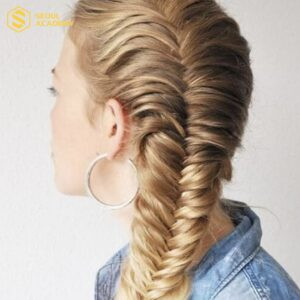 Kiểu tóc thắt bím xương cá đơn giản mà vẫn nổi bật, phù hợp cho nhiều sự kiện.