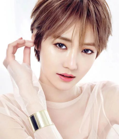 Kiểu tóc tomboy nữ Hàn Quốc mái thưa dịu dàng, phù hợp nhiều khuôn mặt.