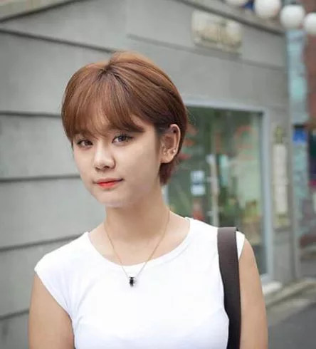 Kiểu tóc tomboy nữ Hàn Quốc phần đuôi dài, tạo nét duyên dáng.