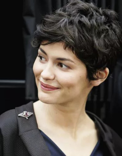 Kiểu tóc tomboy nữ Hàn Quốc uốn xoăn nhẹ, tạo độ bồng bềnh tự nhiên.