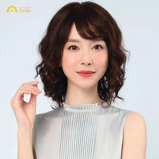 Kiểu tóc trung niên uốn sóng nhẹ, mang lại vẻ thanh lịch và tự tin cho phụ nữ tuổi U40, một trong các kiểu tóc nữ năm 2024