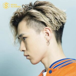 Kiểu tóc undercut dài uốn xoăn cho nam mặt tròn