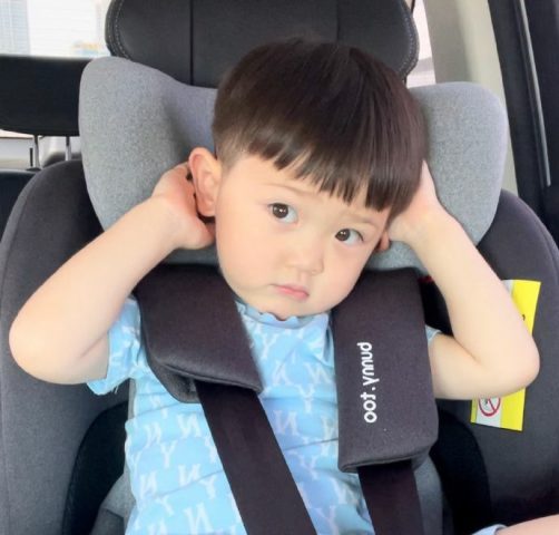 Kiểu tóc Undercut năng động cho bé trai mặt tròn, phần tóc hai bên và sau gáy được cắt ngắn gọn gàng.